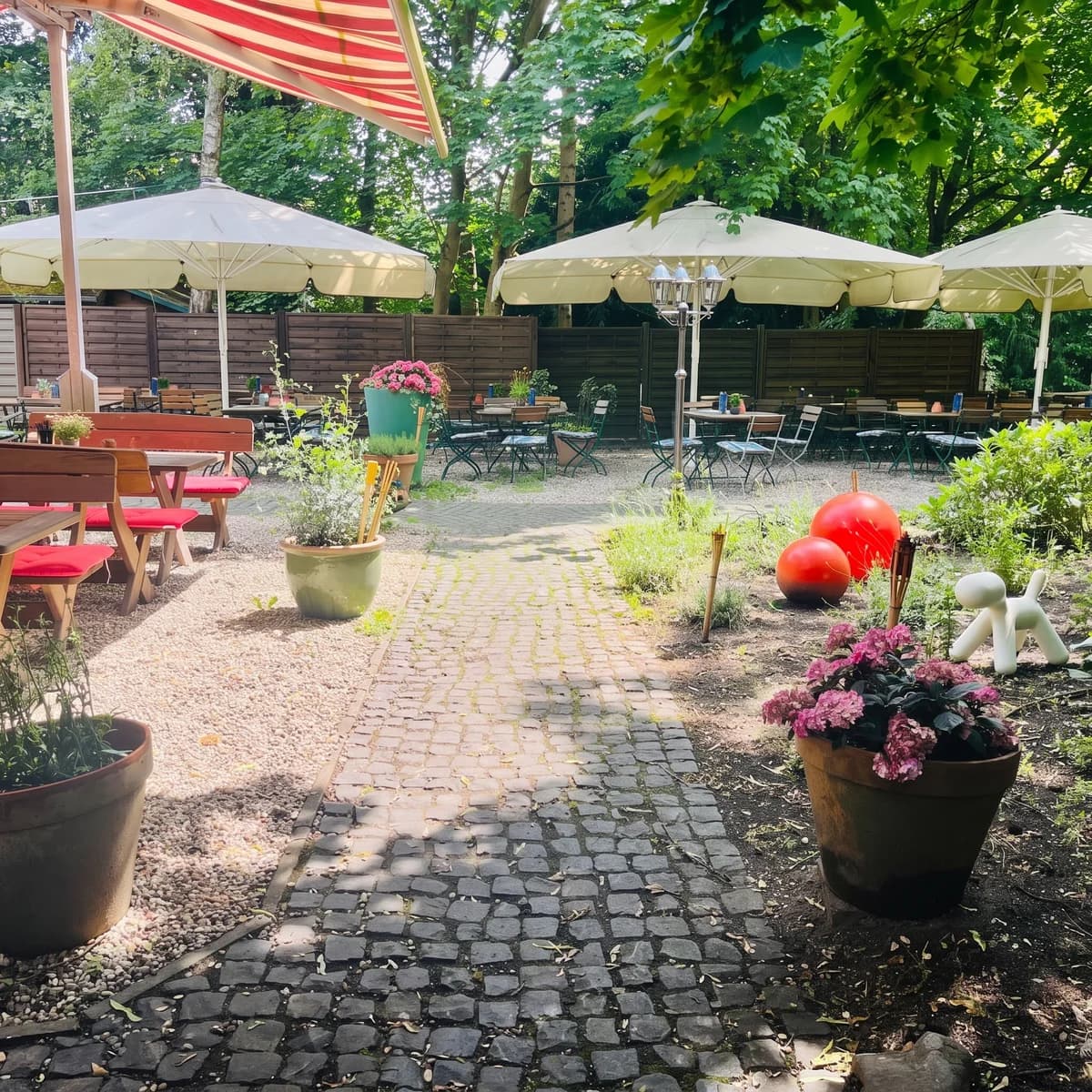 Sonnenschirme im sommerlichen Biergarten
