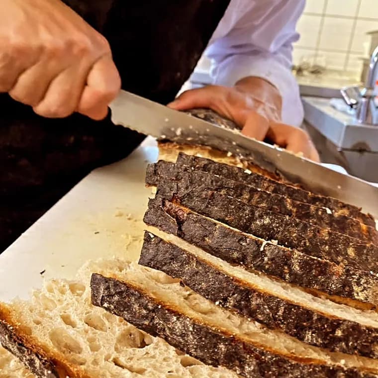 Frisch geschnittenes Sauerteigbrot